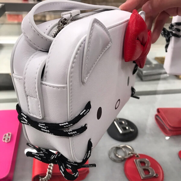 2020超限定バレンシアガコピー 【バレンシアガ&Hello Kittyコラボ】Camera Bag XS